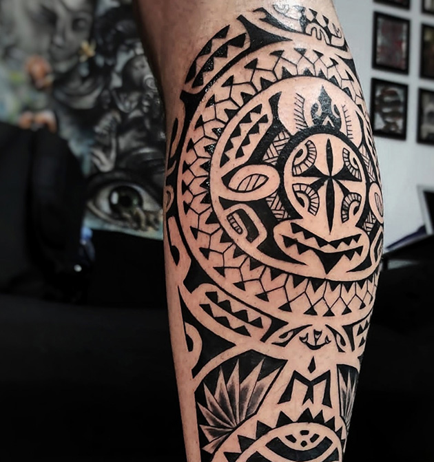 Tatuaje maorí en gemelo