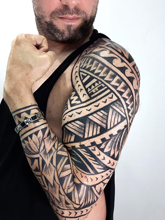 Tatuaje samoano brazo entero