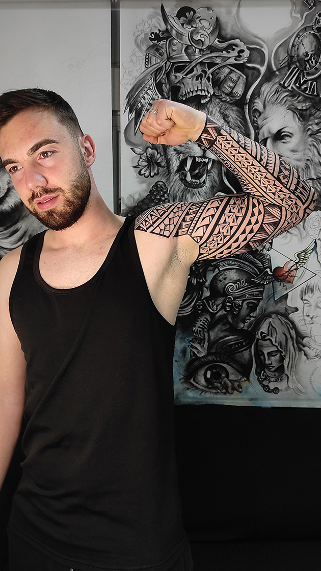 Tatuaje samoano brazo entero