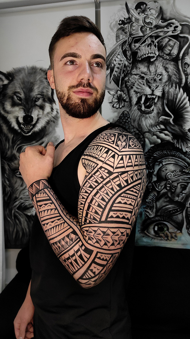 Tatuaje samoano brazo entero